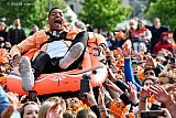27-04-2019 Breda - 538 Koningsdag De nieuwe DJ Igmar Felicia werd als ontgroening met een opblaasboot over het publiek gevaren. - Fotokrant