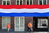 27-04-2020 Breda - Koningsdag is vanwege het Coronavirus veranderd in Woningsdag.De Nederlandse driekleur hangt in een gigantisch formaat aan deze woning. - Fotokrant