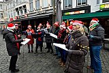 10-12-2022 Breda - Op de Grote Markt zong kerstkoor BSUR kerstliederen bij de kerstboom. - Fotokrant