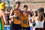 04-09-2022 Breda - Winnaars van het beachvollybal King of Court zijn bij de mannen Nijboer en Werkhoven. Hier mogen ze met de beker op de foto. - Fotokrant