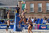 04-09-2022 Breda - Katja Stam en Wies Bekhuis strijden voor het Kasteel van Breda waar een beachvollybalveld was aangelegd voor de overwinning. - Fotokrant