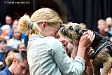 16-05-2019  Breda - Leerlingen mochten vragen stellen aan Andre Kuipers en boswachter Arjan Postma. Roos had ook een vraag. Of ze de hond van de boswachter mocht knuffelen. En dat mocht! - Fotokrant