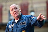 16-05-2019  Breda - Astronaut Andre Kuipers gaf de kinderen vervolgens uitleg over het klimaat.En liet voorbeelden van situaties uit de ruimtevaart zien. - Fotokrant