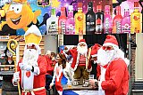 19-06-2022 Breda  - Deze sinterklaas had speciaal z'n biermijter opgezet.De kerstmannen hielden het bij rood wit. - Fotokrant