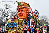 03-03-2019 Prinsenbeek - Hoog bezoek in Boemeldonck. Koning Willem Alexander bekeek het dorp van de carnavalswagen van CV Klepper & Co. 1e Prijs ! - Fotokrant