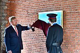 08-11-2022 Breda - Zijne Majesteit Koning Willem Alexander onthulde onder de Henricuspoort een replica van het schilderij dat cadetten mogen ronddraaien. - Fotokrant