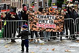13-11-2021 Breda - Ouders en kinderen die de sinterklaasbijeenkomst in stadspark Valkenberg  wilde bijwonen werden geconfronteerd met  een protestactie van KOZP (Kick Out Zwarte Piet).  - Fotokrant