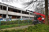 20-03-2020 Breda - Met groot materiaal en heel wat lawaai werden de ramen en kozijnen uit de gekraakte school gedrukt. De buurt is blij dat de "Dorpscamping" is verdwenen. - Fotokrant