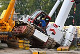 19-10-2026- Rijen - Niet ver van de stad kantelde een enorme bouwkraan. Bergers zijn de hele dag bezig geweest om de kraan weer recht te zetten. - Fotokrant