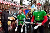 14-12-2019 Breda - Jonglerende kabouters vrolijkte de bezoekers van deze kerstmarkt wat op. - Fotokrant