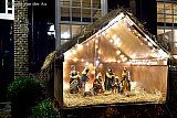 24-12-2021  Bavel - Op kerstavond schittert een prachtige kerststal in de voortuin van een woonhuis in het kerkdorp.
 - Fotokrant