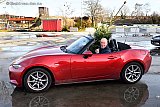 07-01-2023 Breda - De kerstbomen met kluit zijn teruggebracht naar het inzamelpunt van Beter Boompje bij Brouwerij Frontaal. Deze kerstboom werd teruggebracht in een cabrio. - Fotokrant