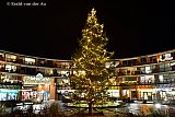 03-12-2021 Breda - Het moet nog pakjesavond worden maar op winkelcentrum Heksenwiel staat de kerstboom nu al te schitteren.  - Fotokrant