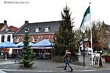 08-12-2022 Breda - Op verschillende plaatsen in de stad zijn kerstbomen neergezet om mensen in kerststemming te brengen. Deze staat op de Haagse Markt voor Het Roode Hert. - Fotokrant