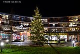 08-12-2025 Breda - Op winkelcentrum Heksenwiel staat een prachtige kerstboom te schitteren.  - Fotokrant