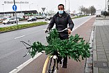 13-12-2020 Breda - Afgelopen weekend zijn heel wat mensen de kerstboom gaan halen.  Zo ook deze man die met een kunstkerstboom en een mondkapje op de fiets naar huis ging om zijn boom op te zetten. . - Fotokrant