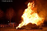08-01-2023 Bavel - Traditiegetrouw werden de kerstbomen op een grasveldje in het kerkdorp  onder toeziend oog van de brandweer verbrand. - Fotokrant