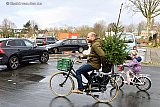09-01-2022 Breda- Om het nog meer duurzaam te maken waren er ook mensen die de kerstboom met kluit op de fiets kwamen brengen. - Fotokrant