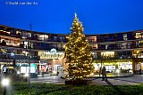 06-12-2023 Breda - Op het plein van winkelcentrum Heksenwiel schittert een prachtige kerstboom. - Fotokrant