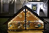 19-12-2025 Bavel - Voor een woning staat deze prachtige kerststal met gehaakte kerstfiguren te schitteren. - Fotokrant