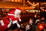 15-12-2023 Breda - De kerstman is in de stad aangekomen. Op winkelcentrum Heksenwiel begroette hij enkele kinderen. Vervolgens vertrok hij met een groep van ca 50 mensen voor een tocht door de wijk. - Fotokrant