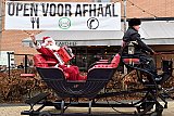 18-12-2021 Breda - De kerstman is al in de stad. Op winkelcentrum Heksenwiel maakte hij een rondje in zijn arrenslee op wieltjes . Met de naderende harde lockdown breken ook voor deze kerstman onzekere tijden aan. Zijn advies steun zoveel mogelijk de lokale ondernemers in de komende maanden. - Fotokrant