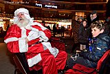 16-12-2022 Breda - De kerstman was met zijn arrenslee naar winkelcentrum Heksenwiel gekomen om mee te rijden met de lampionnenoptocht die daar vertrok.  - Fotokrant