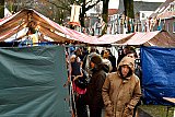 14-12-2019 Breda - De standhouders hadden zeiltjes gespannen en de bezoekers hadden zich erop gekleed. - Fotokrant