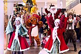 22-12-2019 Breda - Dansend gingen de deelnemers van de kerstparade door het winkelcentrum. - Fotokrant