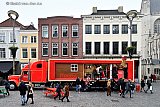 10-12-2022 Breda - Op de Grote Markt staat de enorme Coca Cola kersttruck waarmee de kerstman naar Breda is gekomen. - Fotokrant