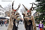 10-12-2022 Breda - Mensen die in Breda kerstinkopen gingen doen kwamen deze grappige prachtige rendieren op stelten tegen op de Grote Markt. - Fotokrant
