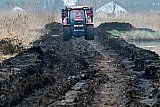 01-02-2021 Breda -  Een zware tractor met kipper rijd achteruit het kwetsbaar gebied in om aan de rand van het gebied slib te storten. - Fotokrant