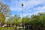28-04-2022 Ulvenhout - Het luchtalarm dat op een steenworp afstand van de kinderboerderij en een kinderdagverblijf is geplaatst is onderwerp van gesprek. - Fotokrant