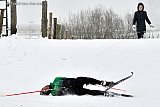 08-02-2021 Breda -Hoewel het er ernstig uitzag mankeerde de langlauffer niks en kon zijn wintersport voortzetten. - Fotokrant