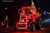 28-12-2019 Prinsenbeek - Door het kerkdorp reden de boeren met hun trekkers de jaarlijkse lichtjestocht. - Fotokrant