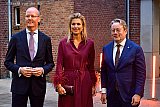 08-10-2025 Breda - Hare Majesteit  Koningin Maxima was bij het netwerkevent van de  koning Willem I stichting. Links voorzitter Klaas Knot  en rechts Professor  Sleijpen president van de Nederlandse bank. - Fotokrant