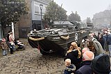 03-11-2024 Prinsenbeek - Bijzonder was dit amfibie voertuig DUKW  van de Amerikanen dat in de stoet te zien was. - Fotokrant