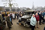 03-11-2024 Prinsenbeek - Na de tocht door het dorp konden mensen op de Markt de historische voertuigen bekijken. - Fotokrant