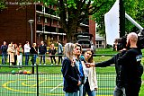 07-05-2023 Breda - Het basketveldje kon er komen door de vriendinnen van Megan die met een oproep duizenden euro's  inzamelde om het basketbalveldje te realiseren. Voor de televisiecamera van SBS6 deden ze voorafgaande aan de opening  hun verhaal. - Fotokrant