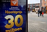 31-12-2023 Breda - Tegen het einde van het jaar is overal in de stad deze 30 miljoen poster in abris te zien. Het gaat om een reklame van de oudjaarsloterij waarvan de hoofdprijs 30 miljoen is. - Fotokrant
