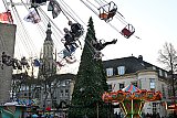 13-12-2025 Breda - In de stad is de winterkermis neergestreken. Je kunt er zweven tussen de enorme kerstboom en de Onze Lieve Vrouwekerk. - Fotokrant