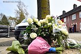 09-04-2019 Breda - Terwijl de recherche bezig was met het onderzoek werden bij een boom al de 1e bloemen voor het slachtoffer gelegd. - Fotokrant