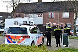 29-03-2020 Etten - Leur - Agenten praten voor de woning met elkaar over het heftige misdrijf. De vader van het gezin word gezocht. - Fotokrant