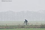 28-12-2024 Breda - De dichte mist blijft aanhouden. Een wielrenner maakt een toer door de kleinere wereld. - Fotokrant