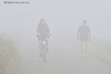 09-09-2023  Breda - De dag is begonnen met dichte mist. Een fietser en een wandelaar zijn bijna niet zichtbaar. Het zicht was minder dan 50 meter aan de rand van de Haagse Beemden. - Fotokrant