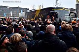 11-12-2022 Breda -  Een enorme massa NACfans verzamelde zich rond de spelersbus. - Fotokrant