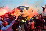 11-12-2022 Breda -Honderden NACfans stonden de spelersbus bij het stadion op te wachten. De bus was pas zichtbaar toen de rook was opgetrokken. - Fotokrant