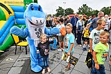 28-07-2019 Breda - Een blauwe knuffel haai trok de aandacht van heel wat kinderen. - Fotokrant