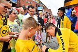 28-07-2019 Breda - NACspelers Custers en Azzagari bezig met het zetten van handtekeningen.  - Fotokrant