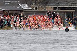 01-01-2025 Terheijden - De nieuwjaarsduik in de ijsbaan in Terheijden ging ondanks de wind gewoon door.   - Fotokrant